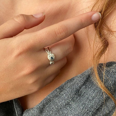 טבעת כסף מיוחדת בעיצוב גולמי בעבודת יד עם יהלום שחור בעיצוב אורגני כונכיה