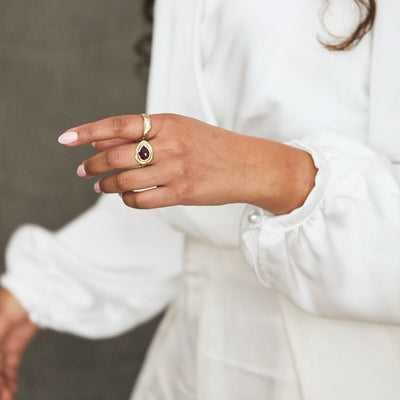 טבעת זהב עם אבן טורמלין סגולה בעיצוב גולמי בהשראת הים בעבודת יד