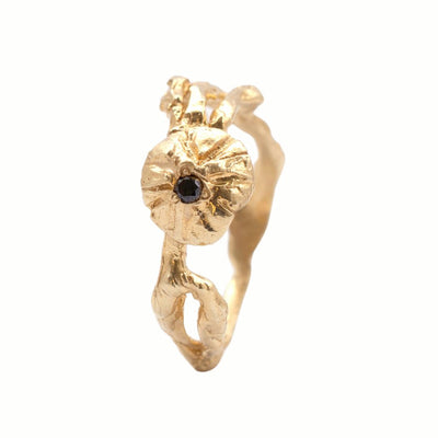 טבעת זהב מיוחדת עם יהלום שחור בעבודת יד בעיצוב בהשראת הטבע