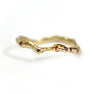 טבעת זהב עדינה מיוחדת ודקה בעבודת יד עם אבני חן צבעוניות