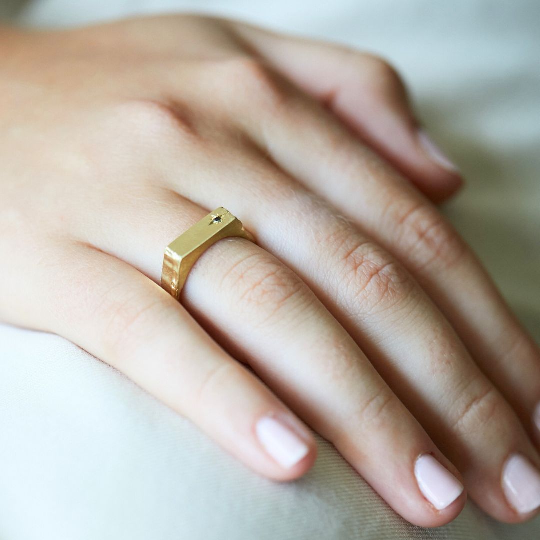 טבעת זהב מיוחדת , טבעת חותם, בעיצוב גולמי עם יהלום שחור