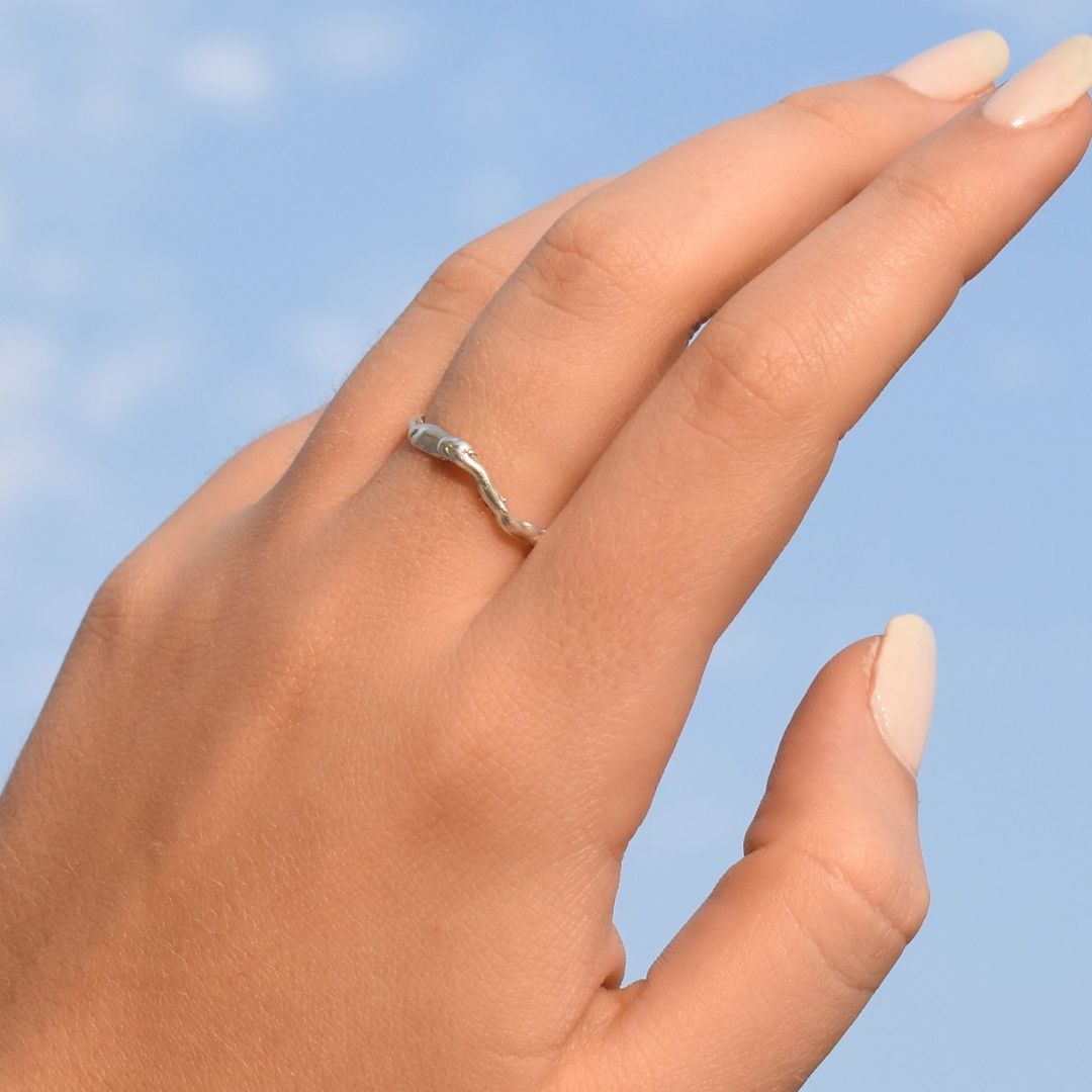טבעת כסף דקה מיוחדת נערמת בעיצוב גולמי