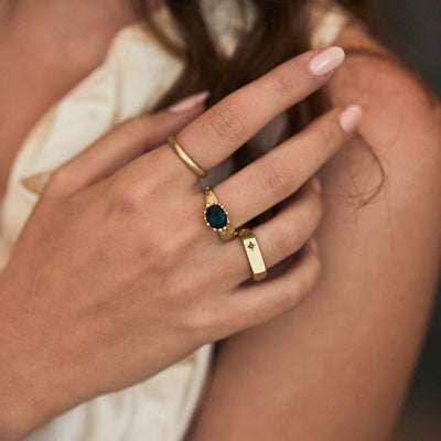 טבעת זהב מיוחדת , טבעת חותם, בעיצוב גולמי עם יהלום שחור