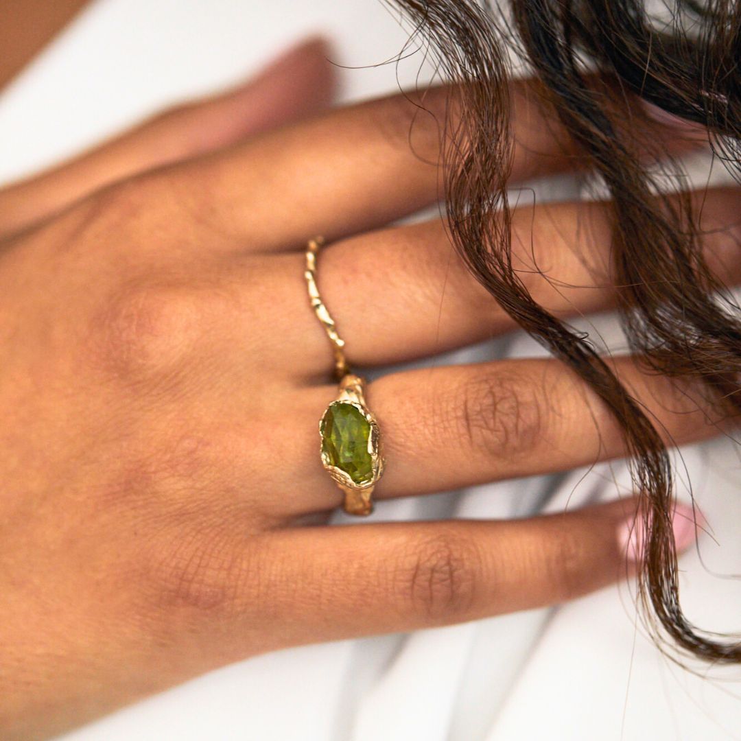 טבעת זהב מיוחדת עם אבן פרידוט בעבודת יד בעיצוב גולמי ומיוחד