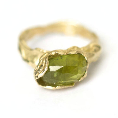 טבעת זהב מיוחדת עם אבן פרידוט בעיצוב גולמי וגולמי מושלמת כטבעת אירוסין מיוחדת ואלטרנטיבית
