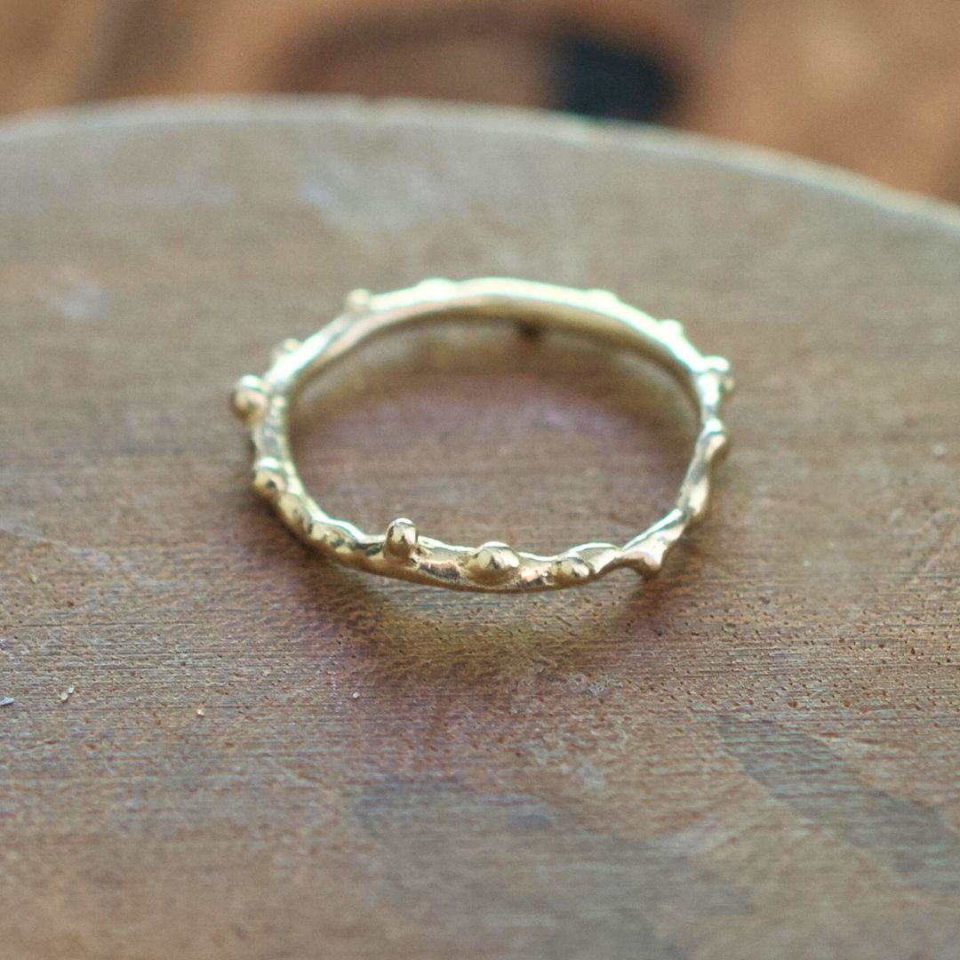 טבעת זהב עדינה ודקה בעיצוב מיוחד וגימור גולמי, טבעת נערמת או טבעת נישואין מיוחדת
