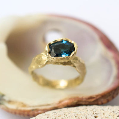 טבעת זהב מיוחדת עם אבן טופז בסגנון גולמי בהשראת הים והטבע