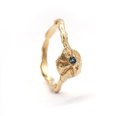 טבעת זהב מיוחדת ועדינה בעבודת יד במראה גולמי ואורגני בהשראת הטבע עם אבן חן