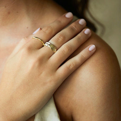 טבעת זהב מיוחדת בעבודת יד בעיצוב טבעי מתאימה כטבעת נישואין מיוחדת