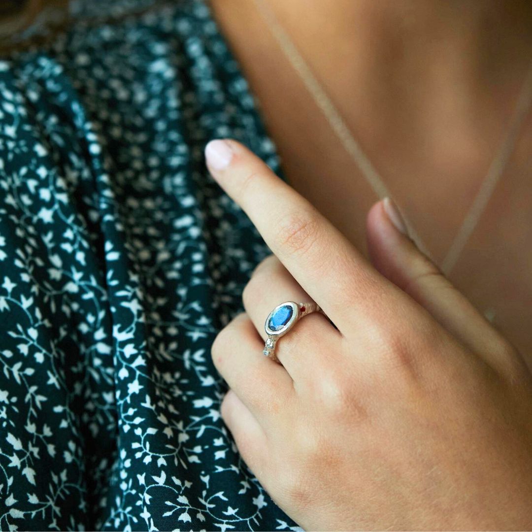 טבעת כסף בעיצוב גולמי בהשראת הטבע עם אבן לברדורייט