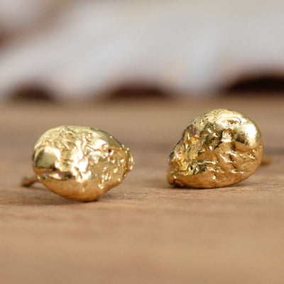 עגילי זהב צמודים בעבודת יד בעיצוב גולמי בצורה של צדף
