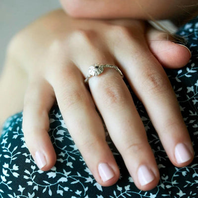 טבעת כסף בעיצוב גולמי בעבודת יד עם יהלום שחור, טבעת דקה בעיצוב מחוספס
