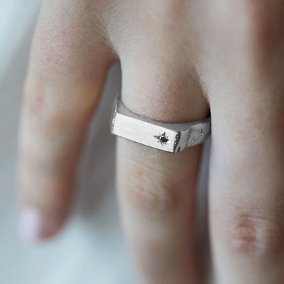 , עיצוב יוניסקס טבעת חותם מכסף עם יהלום שחור  בעבודת יד ובעיצוב גולמי