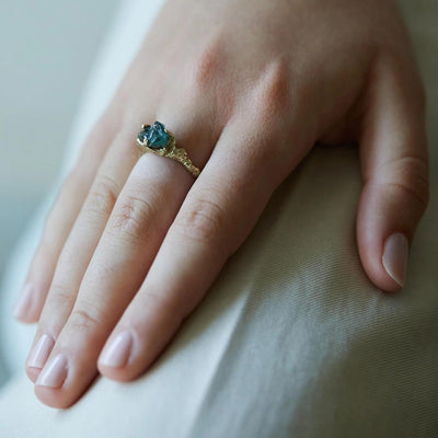 טבעת זהב מיוחדת בעיצוב גולמי עם אבן ספיר