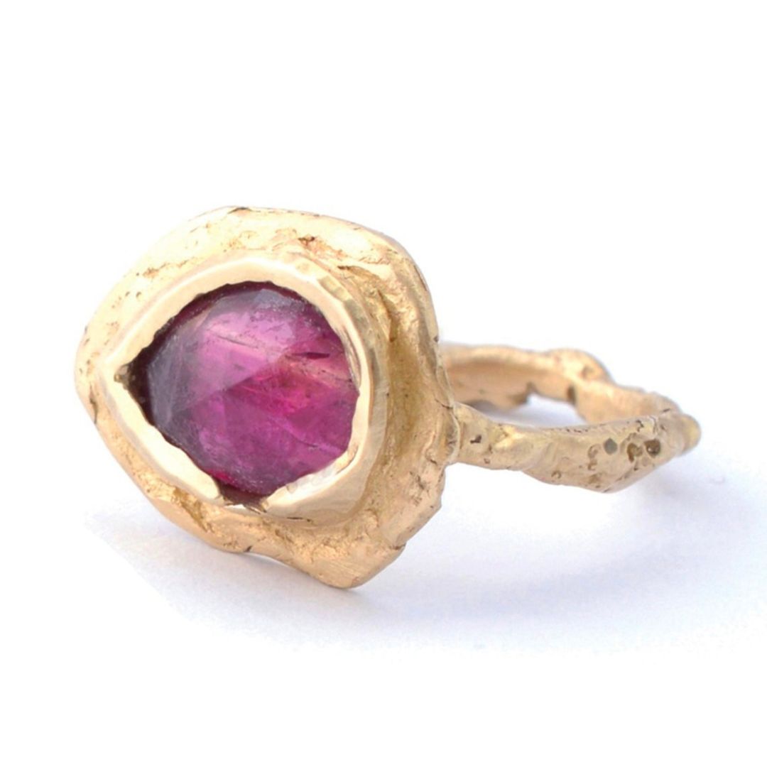 טבעת זהב עם אבן טורמלין סגולה בעיצוב גולמי בהשראת הים בעבודת יד