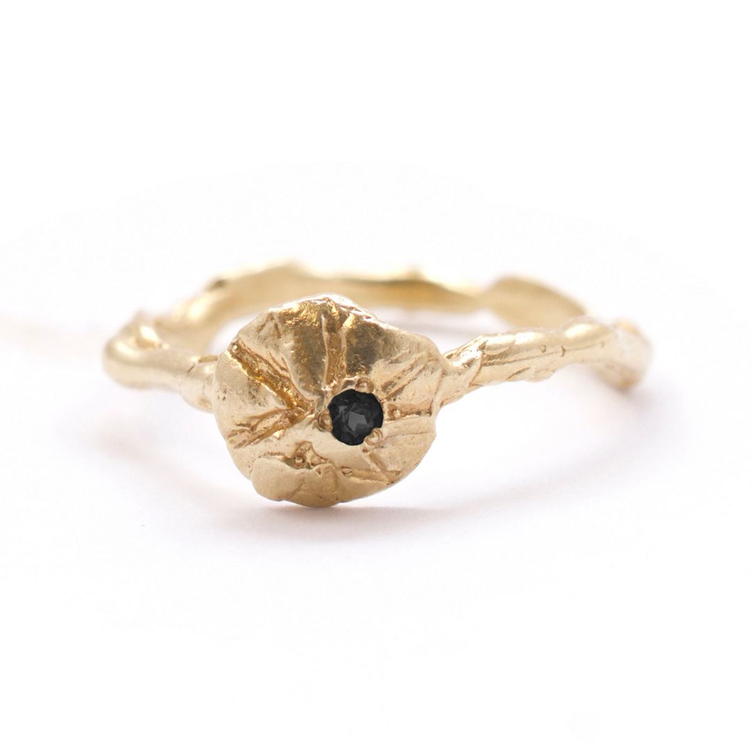 טבעת זהב מיוחדת ועדינה בעבודת יד במראה גולמי ואורגני בהשראת הטבע עם אבן חן