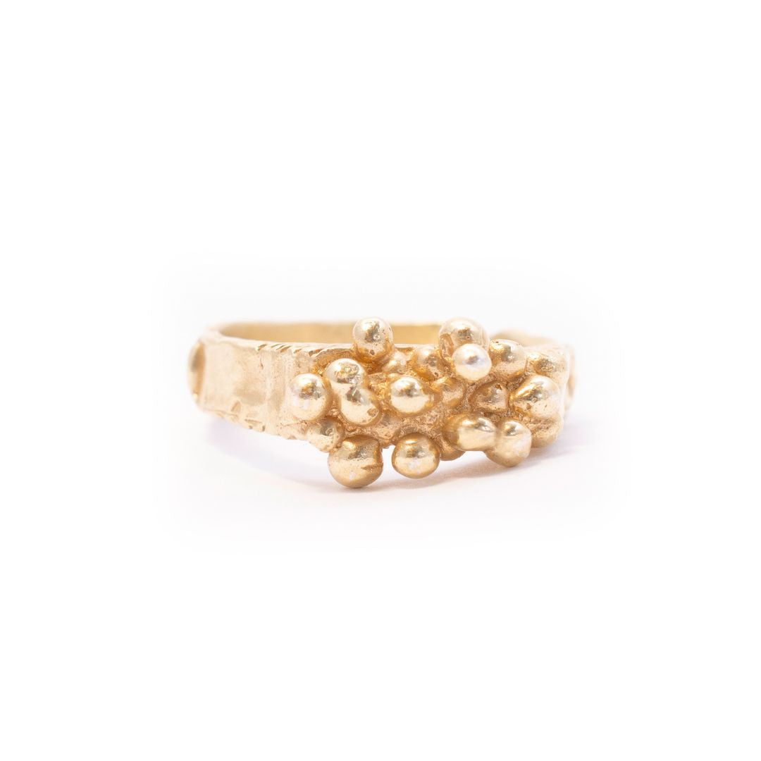 טבעת זהב מיוחדת בעיצוב גולמי בהשראת הים