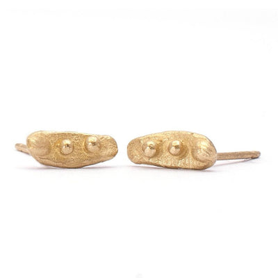 עגילי זהב צמודים קטנים בגימור גולמי בעבודת יד בהשראת הטבע