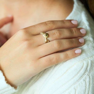 טבעת זהב מיוחדת עם יהלום שחור בעבודת יד בעיצוב בהשראת הטבע
