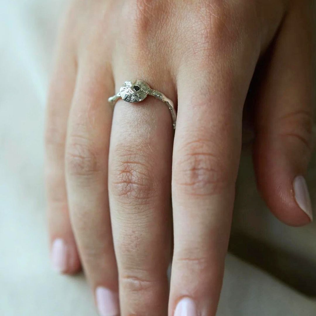 טבעת כסף בעיצוב גולמי בעבודת יד עם יהלום שחור, טבעת דקה בעיצוב מחוספס