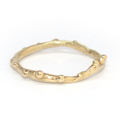 טבעת זהב עדינה ודקה בעיצוב מיוחד וגימור גולמי, טבעת נערמת או טבעת נישואין מיוחדת