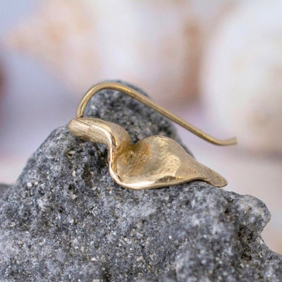 עגיל זהב צמוד מטפס בעבודת יד בעיצוב של גל ים