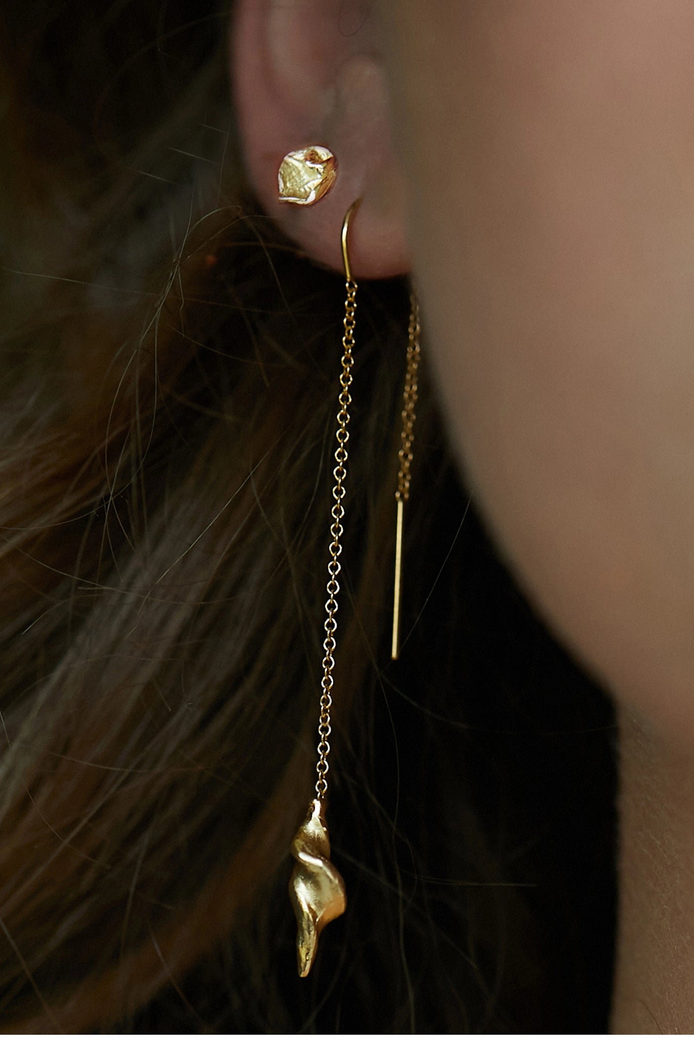 Flowstone shell earrings | עגיל צדף גלי תלוי מזהב